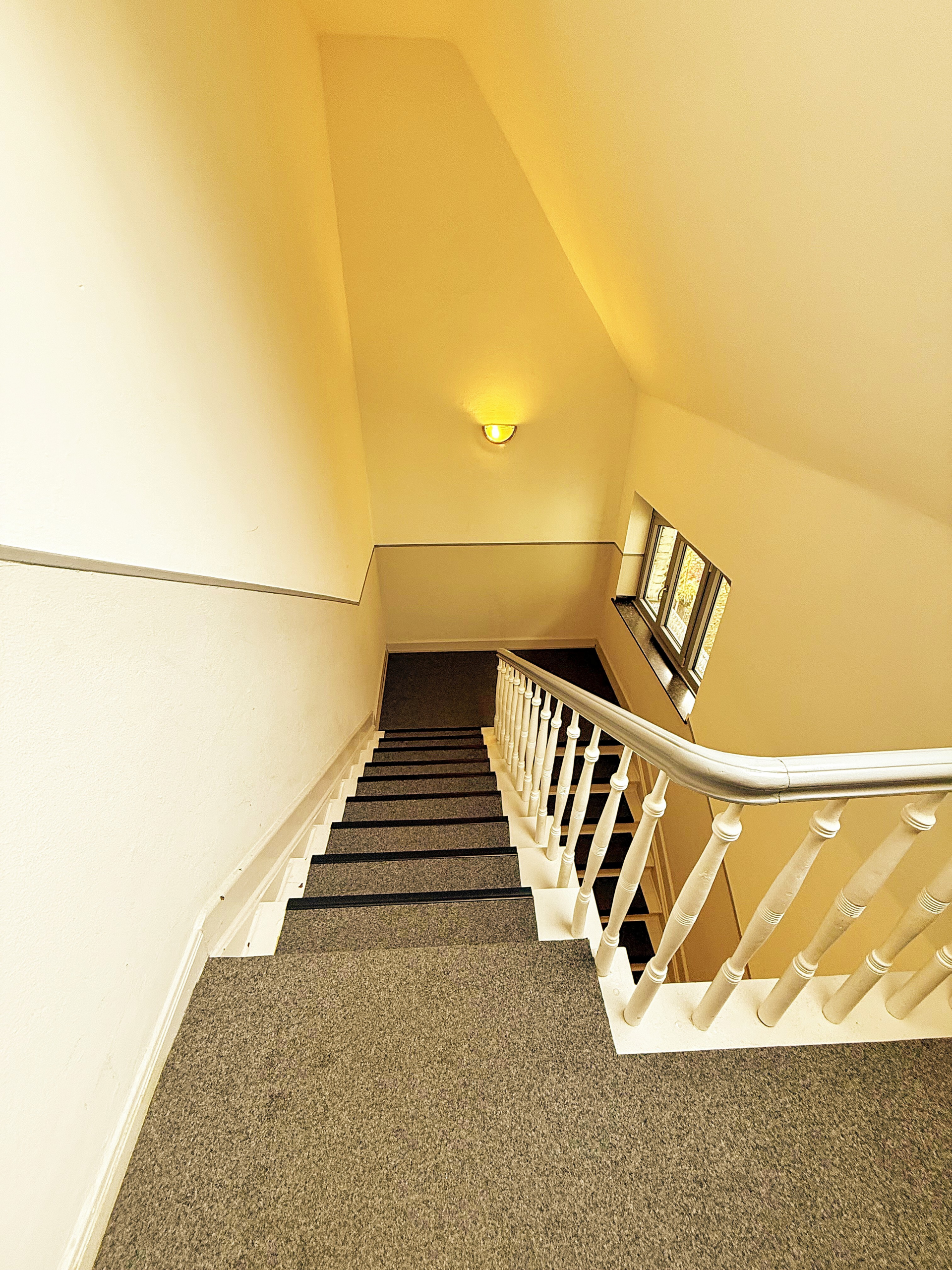 Treppenhaus - Lage! Lage! Lage!: Stilvolle Dachgeschosswohnung in Pempelfort!