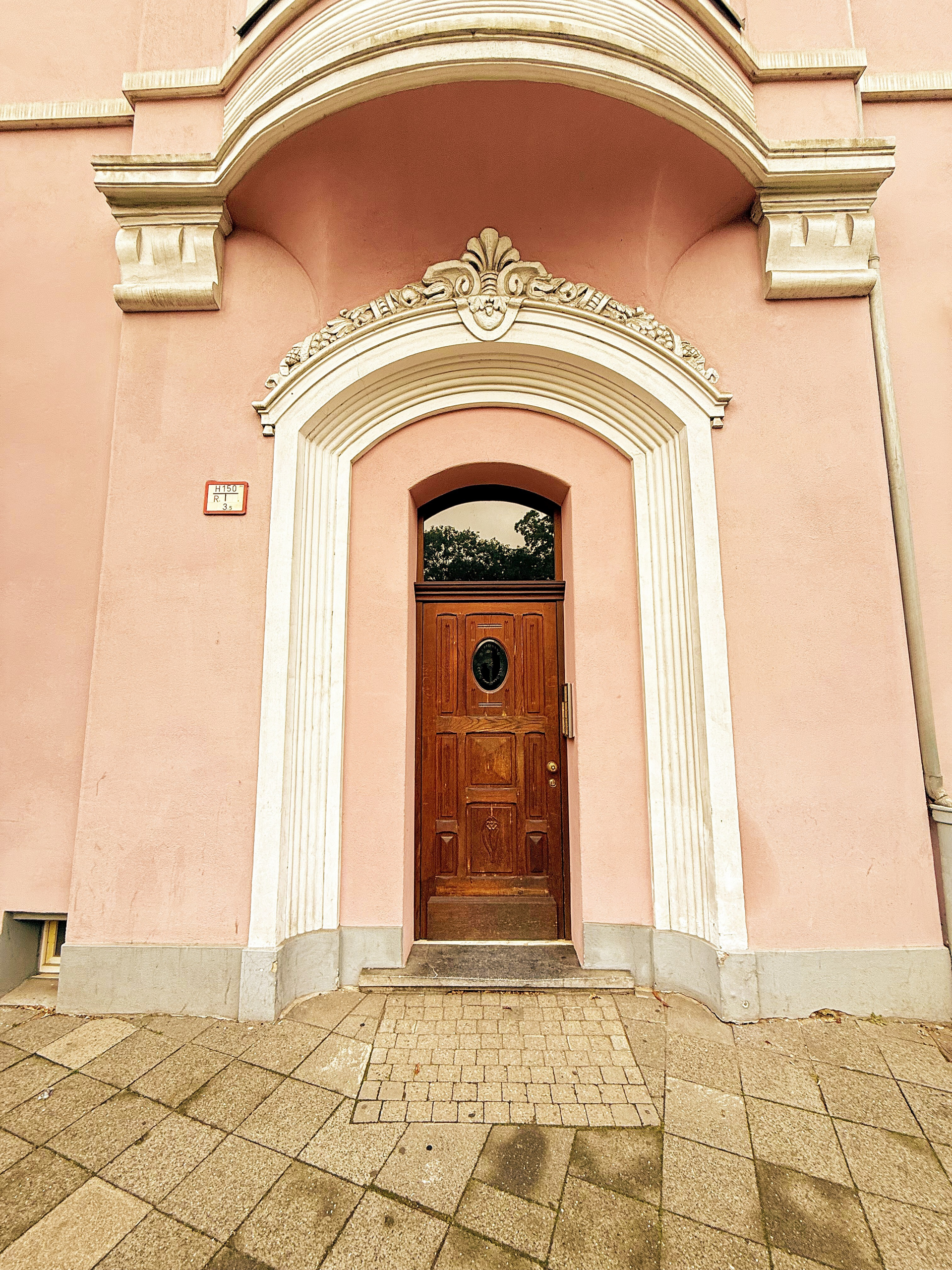 Haustür - Lage! Lage! Lage!: Stilvolle Dachgeschosswohnung in Pempelfort!