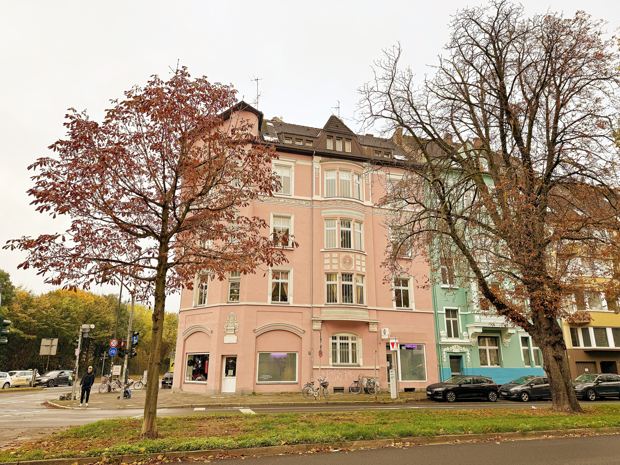 Seitenansicht - Lage! Lage! Lage!: Stilvolle Dachgeschosswohnung in Pempelfort!
