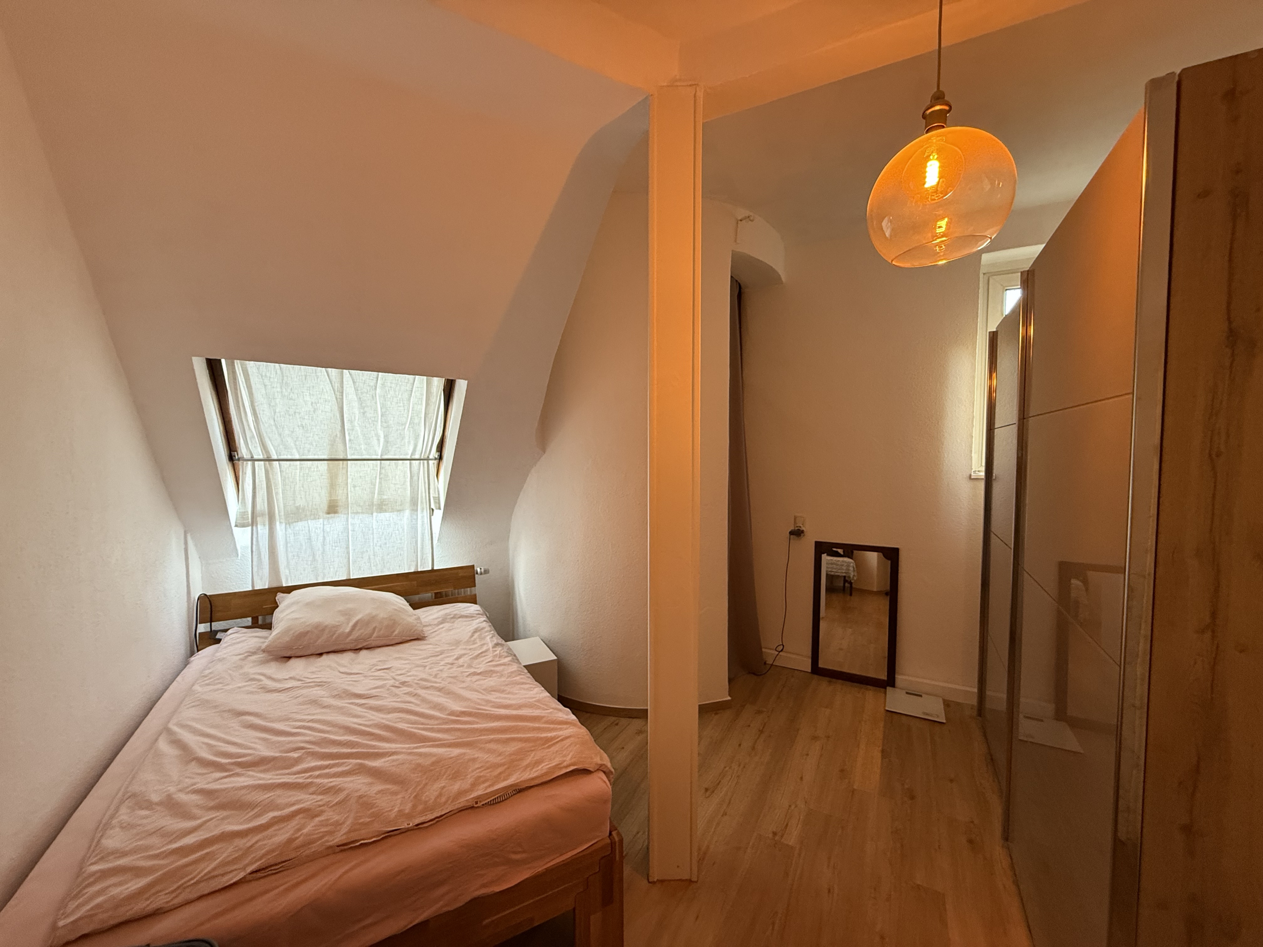 Schlafen - Lage! Lage! Lage!: Stilvolle Dachgeschosswohnung in Pempelfort!