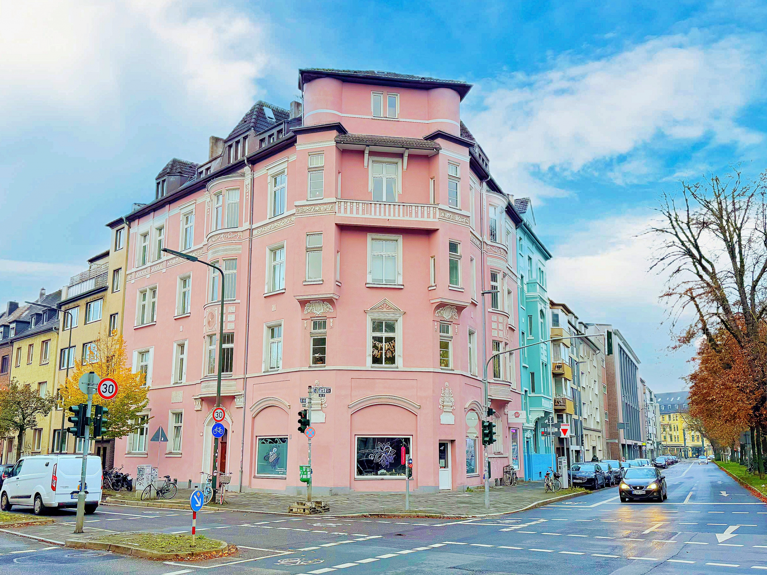 Frontansicht - Attraktives Dachgeschoss-Apartment über den Dächern von Pempelfort!